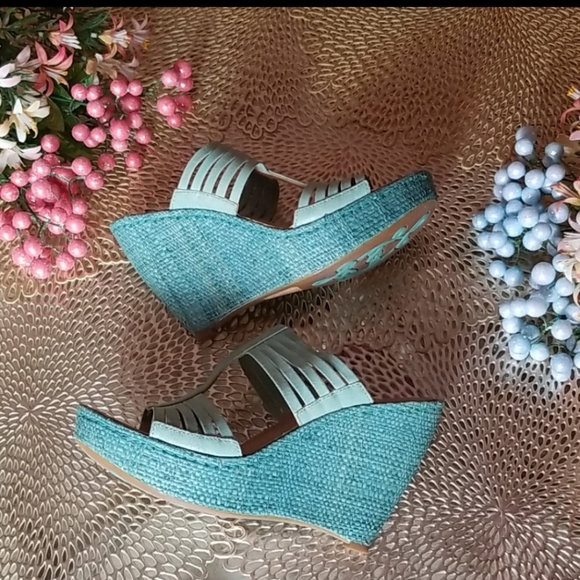 London Fog Embossed Faux Croc Tote - Picture 14 of 15